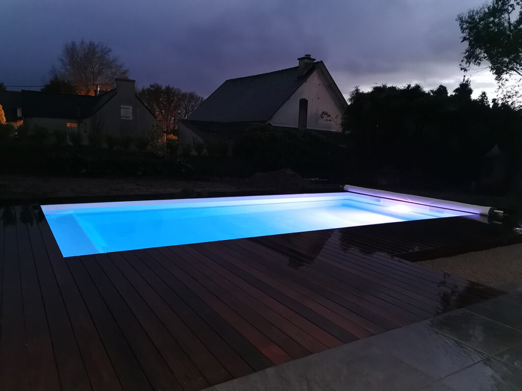 Installation d’une piscine avec terrasse bois exotique
