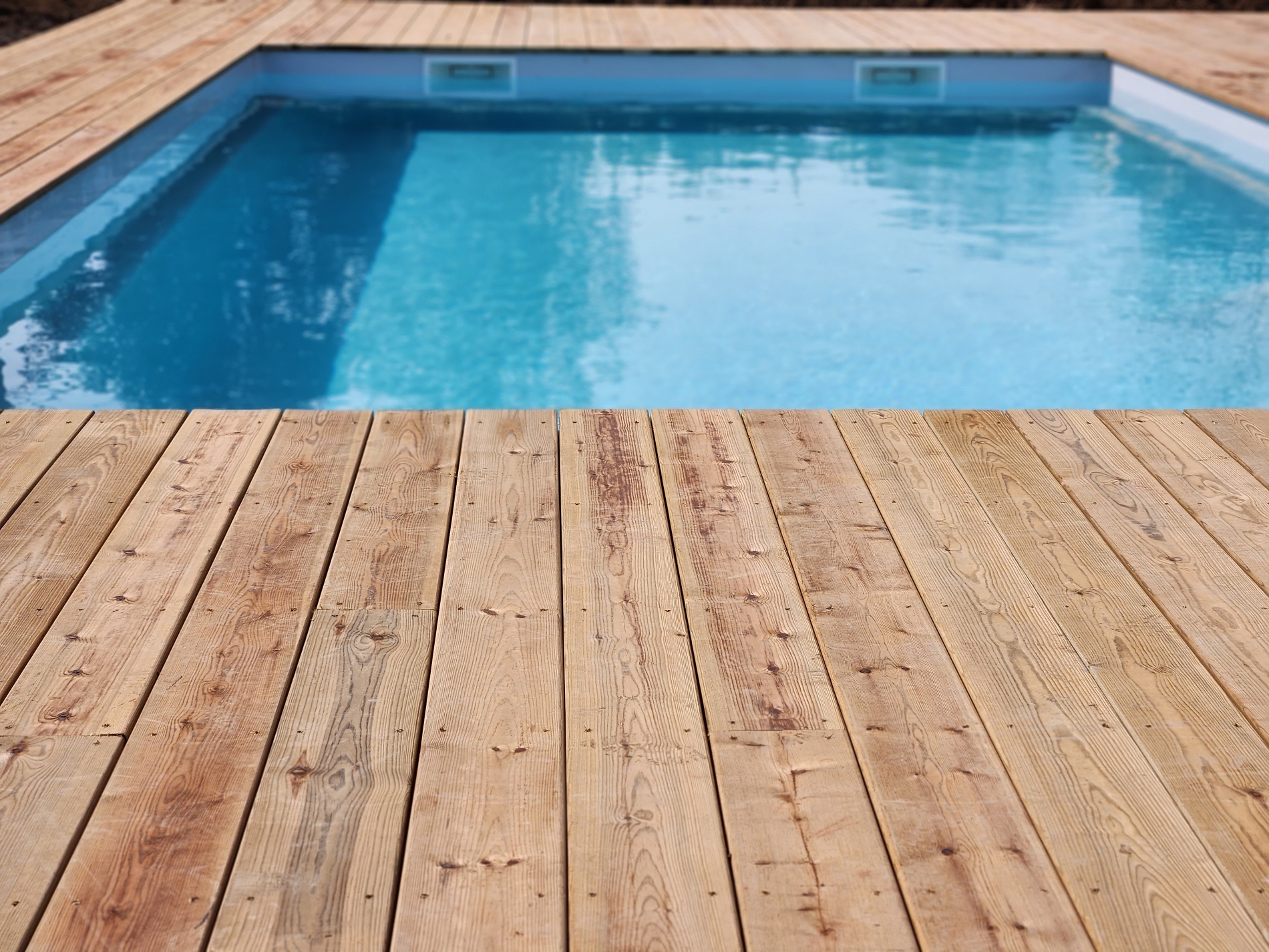 terrasse-pin-rouge-guilers-deck-piscine-2