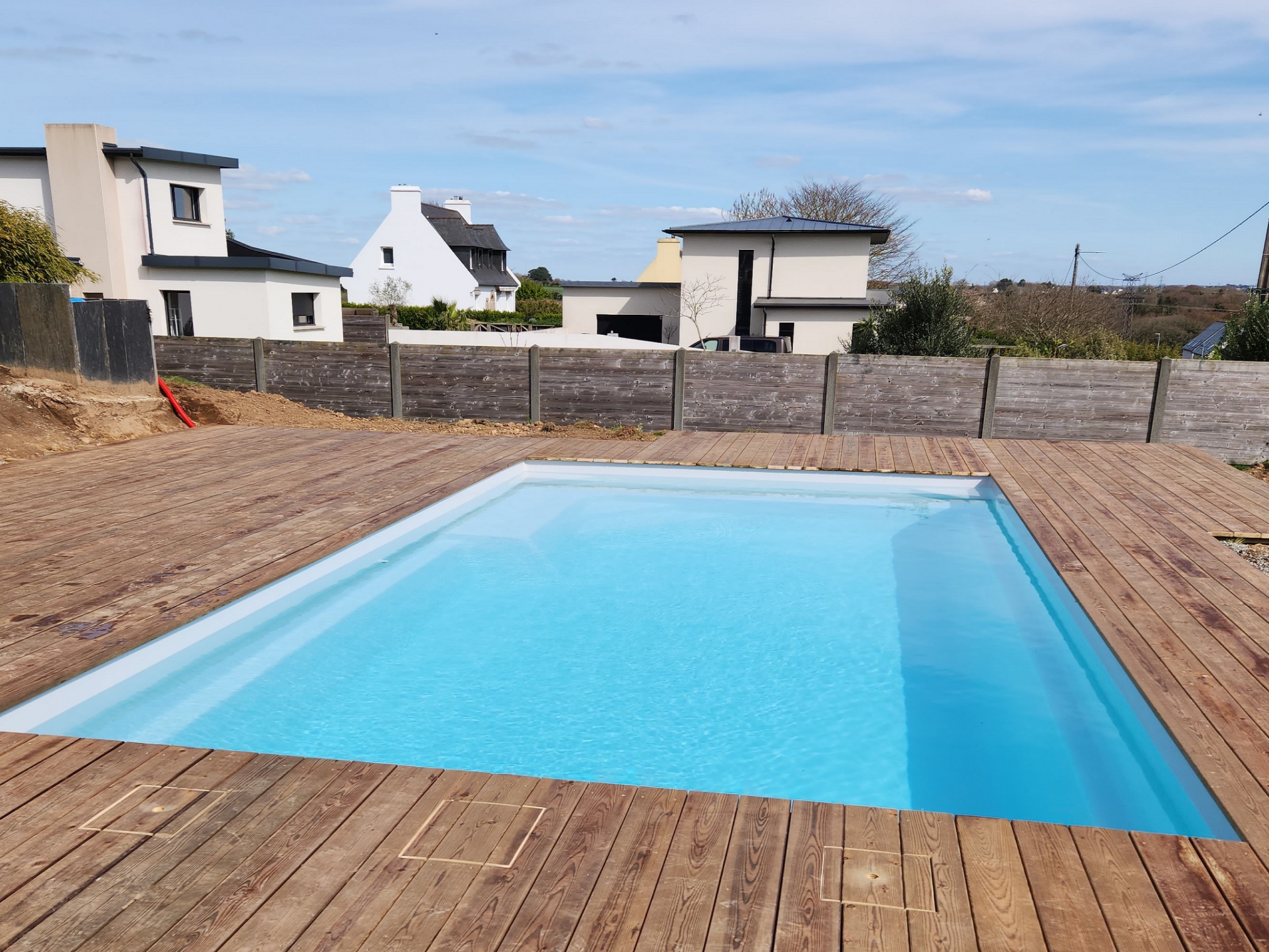 terrasse-pin-rouge-guilers-deck-piscine-3