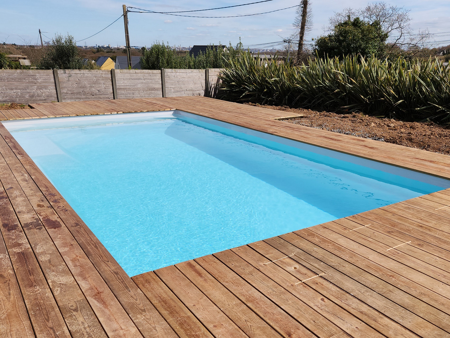 terrasse-pin-rouge-guilers-deck-piscine-4