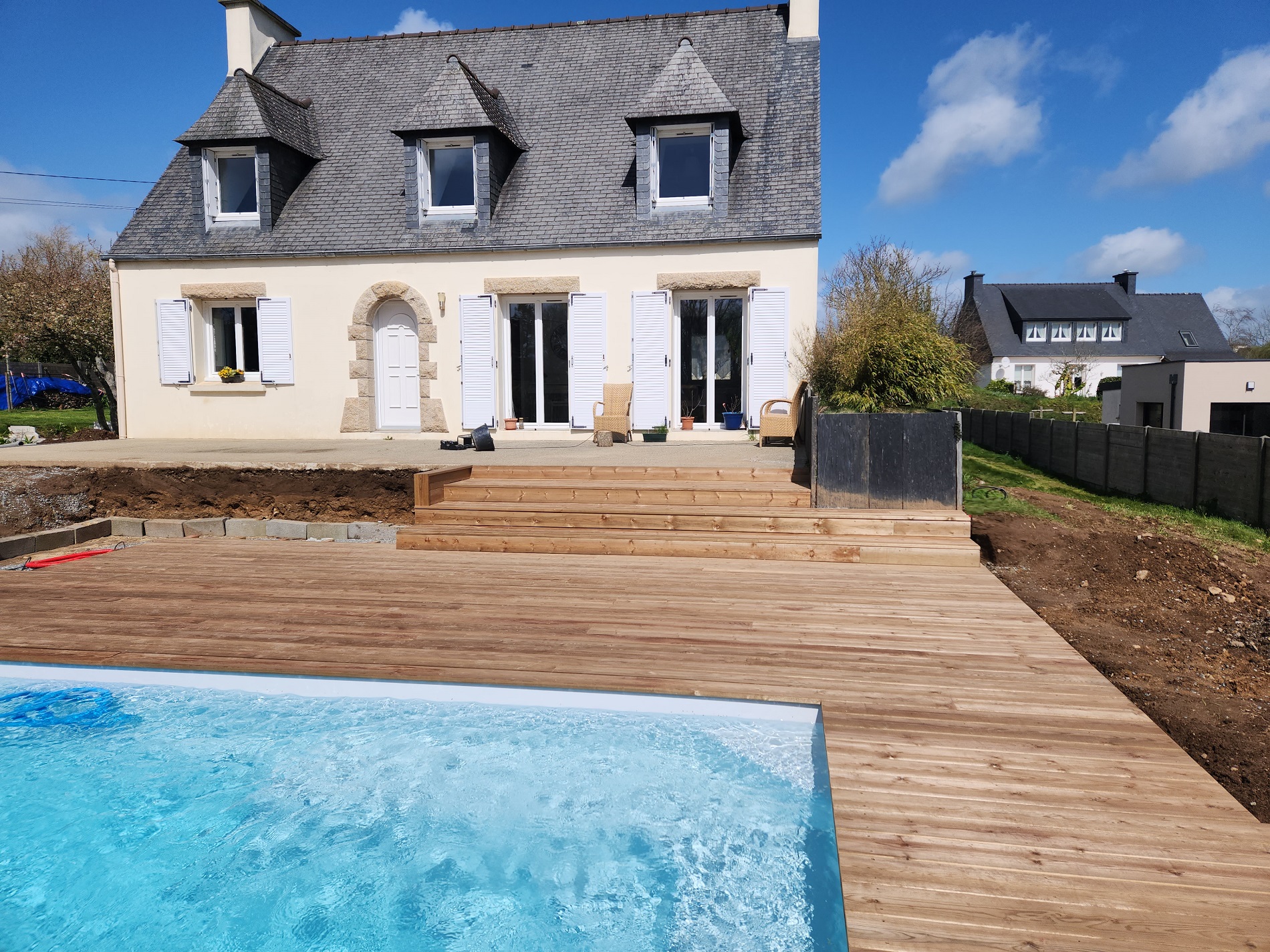 terrasse-pin-rouge-guilers-deck-piscine-6