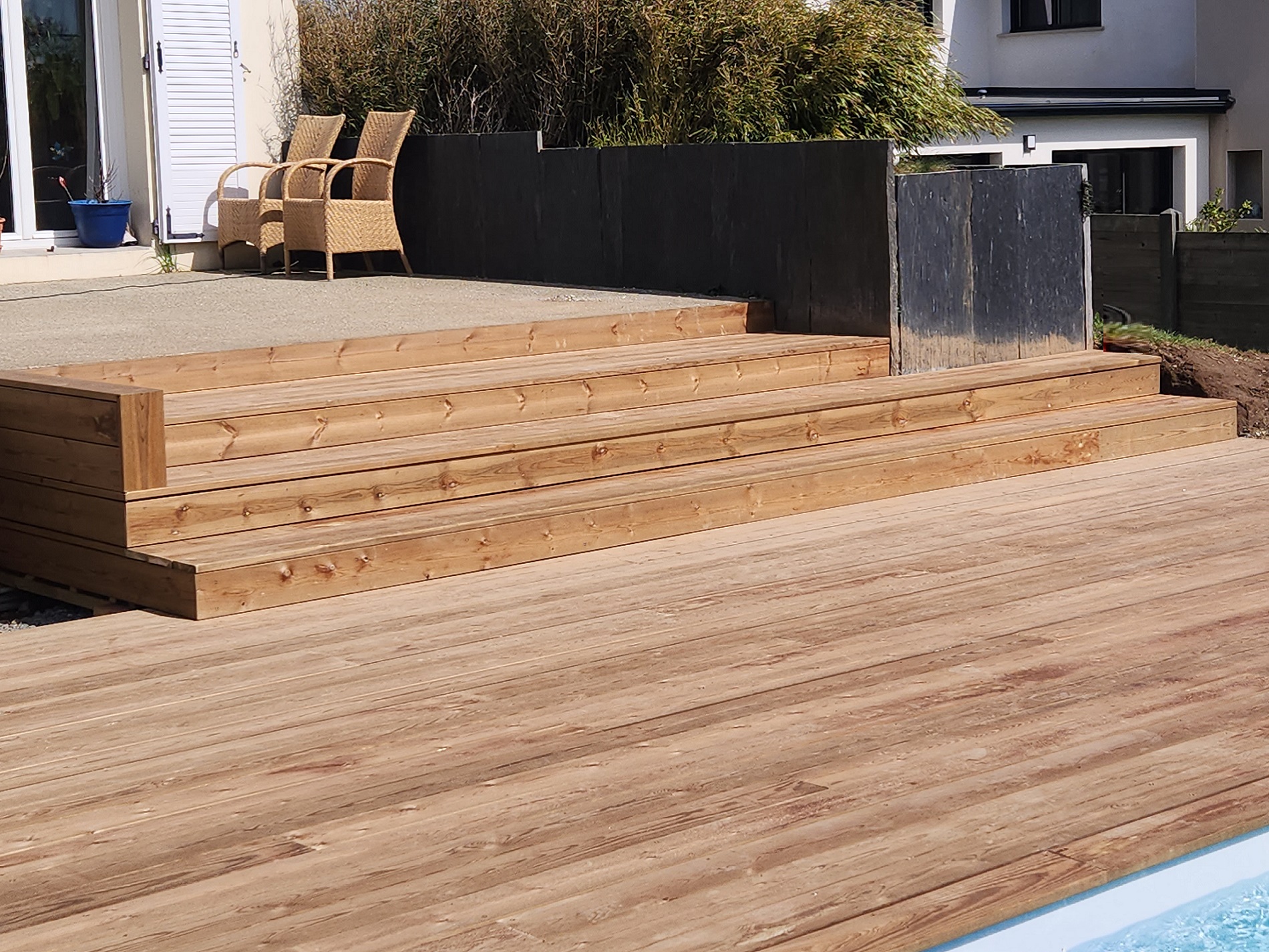 terrasse-pin-rouge-guilers-deck-piscine-7